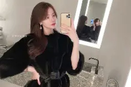 又一网红美女出八卦穿着被拳王摸腰双方都是已婚人士