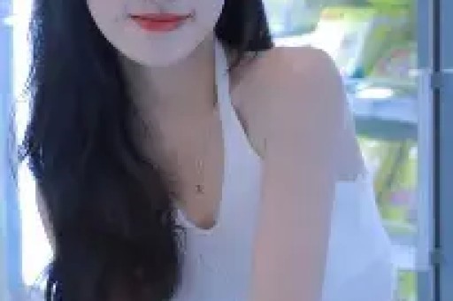 两人在洪天明婚礼上一见钟情。恋情曝光后贾晓晨被骂小三她没退缩樊少皇也公开承诺会对前女友两个孩子负责